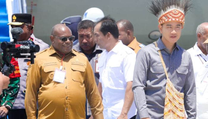 Gubernur dan Forkopimda Papua Tengah Jemput Wapres Gibran di Bandara Douw Aturure