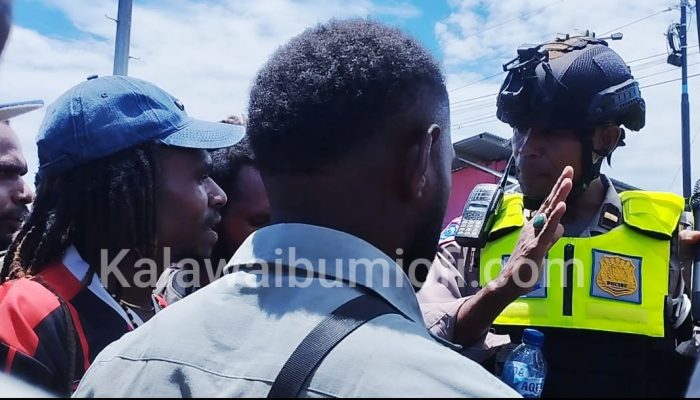 Sempat Naik Truk, Massa Demo Turun di Perempatan BMW, Minta Rute ke Pasar Karang