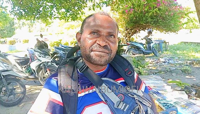 Demi Tingkatkan Minat Baca, Tipagau Jual Buku Keliling Berbekal Niat