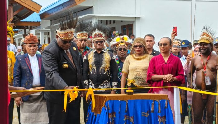 Gubernur Nawipa Luncurkan SLB Pembina pada Peringatan Hardiknas 2026