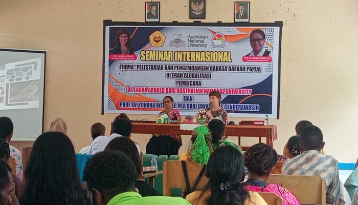 Yohana Yembise dan Laura Arnold Pemateri Seminar Internasional Bahasa Papua di USWIM Nabire