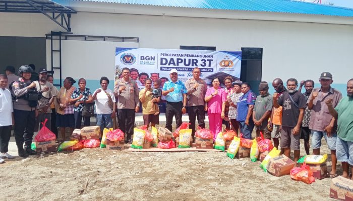 Warga Uwapa Apresiasi Polda Papua Tengah atas Pembagian Sembako