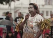 Tim Kolaborasi Film Pesta Babi Minta Publik Tak Hakimi Mama Yasinta Moiwend