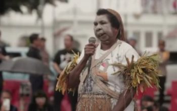 Tim Kolaborasi Film Pesta Babi Minta Publik Tak Hakimi Mama Yasinta Moiwend