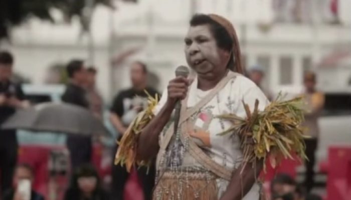 Tim Kolaborasi Film Pesta Babi Minta Publik Tak Hakimi Mama Yasinta Moiwend