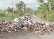 Sampah Menumpuk di Jalan Perintis Nabire, Bahayakan Pengendara dan Ganggu Lalu Lintas
