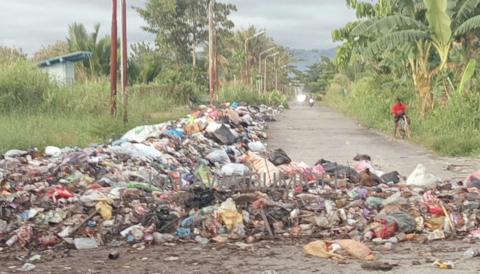 Sampah Menumpuk di Jalan Perintis Nabire, Bahayakan Pengendara dan Ganggu Lalu Lintas
