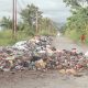 Sampah Menumpuk di Jalan Perintis Nabire, Bahayakan Pengendara dan Ganggu Lalu Lintas