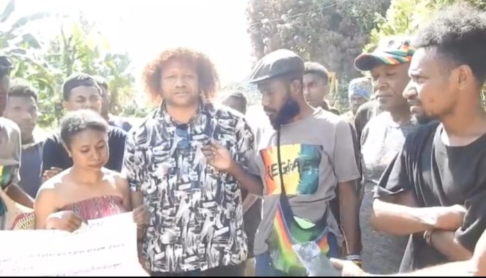 Pemuda Suku Moi Palang Jalan, Tolak DOB Malamoi, Bendungan Warsamson, dan Kelapa Sawit di Hadapan Senator DPD RI