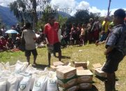 Pemerintah Distrik Gwandai Salurkan 15 Ton Beras untuk Sembilan Kampung