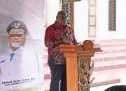 Serahkan Bantuan Kurban, Gubernur Meki Nawipa Tegaskan Komitmen: Pendidikan Gratis dan Kerukunan Jadi Prioritas Pembangunan Papua Tengah