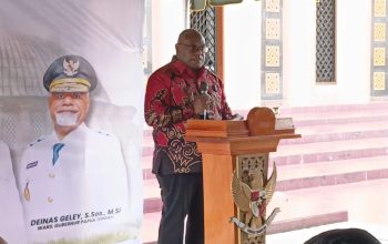 Serahkan Bantuan Kurban, Gubernur Meki Nawipa Tegaskan Komitmen: Pendidikan Gratis dan Kerukunan Jadi Prioritas Pembangunan Papua Tengah