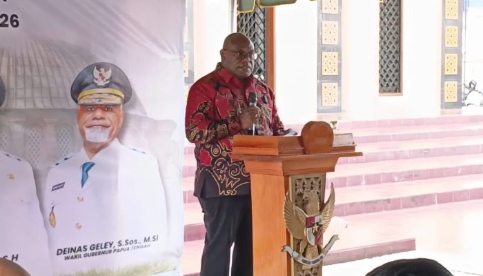 Serahkan Bantuan Kurban, Gubernur Meki Nawipa Tegaskan Komitmen: Pendidikan Gratis dan Kerukunan Jadi Prioritas Pembangunan Papua Tengah