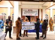 Gubernur Nawipa Serahkan Bantuan Rp 2 Miliar untuk Pembangunan Dua Gereja di Puncak