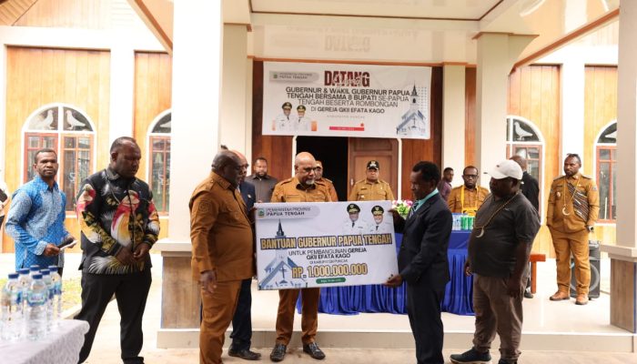 Gubernur Nawipa Serahkan Bantuan Rp 2 Miliar untuk Pembangunan Dua Gereja di Puncak