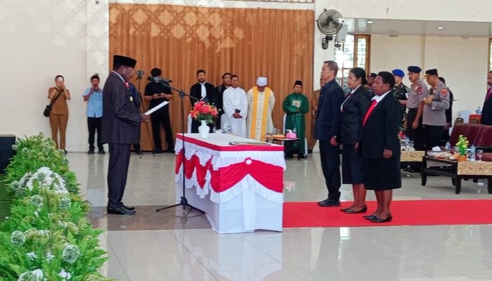 Lantik Pejabat Administrator dan Pengawas, Bupati Mesak Tegaskan Pengangkatan Harus Berbasis Sistem dan Aturan