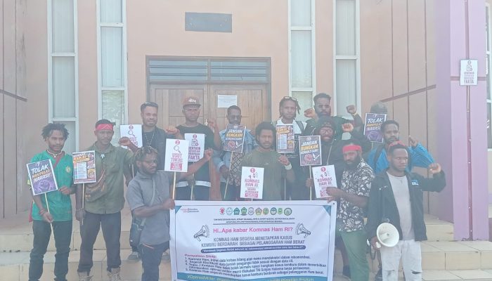 Mahasiswa Puncak dan Tim Investigasi HAM Nyatakan Sikap di Depan Gedung DPR Papua Tengah