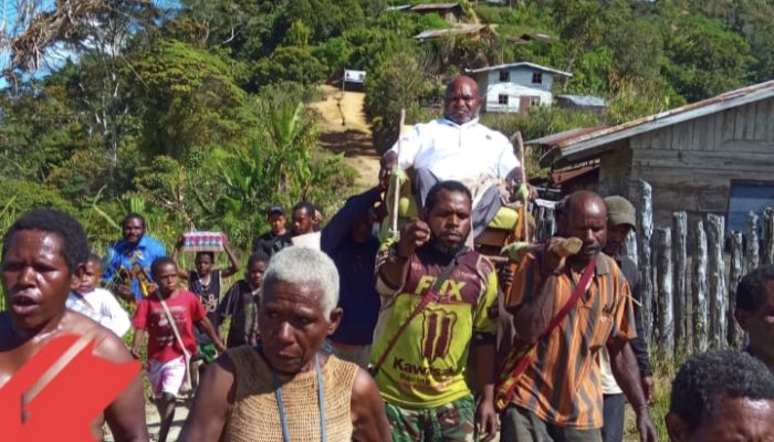 Serahkan Bantuan Pembangunan Gereja, Osea Petege Diarak Secara Adat