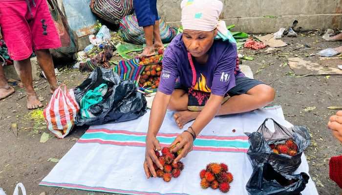 Terhimpit Bersama : Antara Pengemudi Ojek dan Pedagang Mama Papua di Pasar Karang Nabire, Sama ‑ sama Menanggung Beban Kenaikan BBM