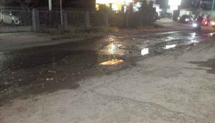 Miris, Pengendara Keluhkan Kondisi Jalan Rusak di Depan Hotel Mahavira Nabire