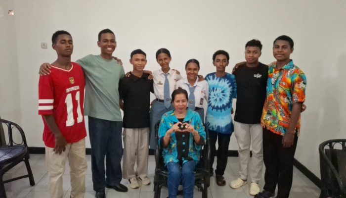 Senator Lalita Biayai Pendidikan 10 Siswa Berprestasi dengan Dana Pribadi