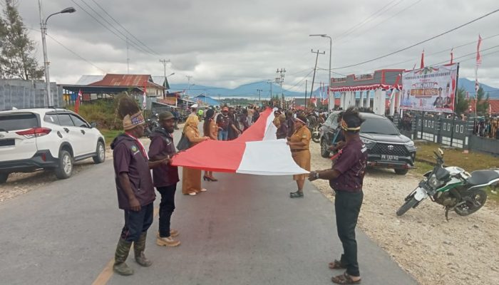 Semarak HUT ke-81 RI di Deiyai,  Bentang Merah Putih 1.000 Meter dan Bagi Sembako