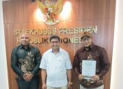 Tim 10 Moker PTFI Serahkan Dokumen Tuntutan Pekerja kepada Penasihat Presiden