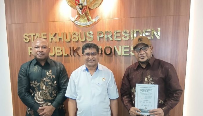 Tim 10 Moker PTFI Serahkan Dokumen Tuntutan Pekerja kepada Penasihat Presiden