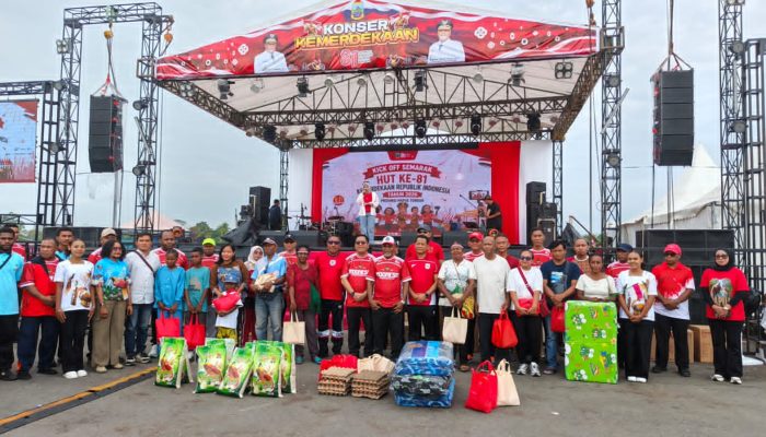 Wagub Geley Serahkan BanSOS kepada 10 Penyandang Disabilitas di Nabire