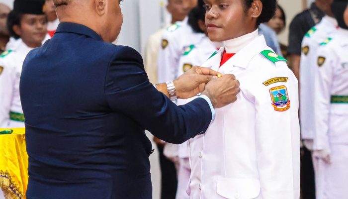 Wagub Deinas Geley Kukuhkan 40 Paskibraka Papua Tengah: Tampil Terbaik, Bawa Nama Daerah Harum di HUT RI