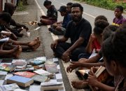 Mabuk di Mapi Duba : Gerakan Literasi Jalanan Meki Tebai Bangun Generasi Muda Nabire