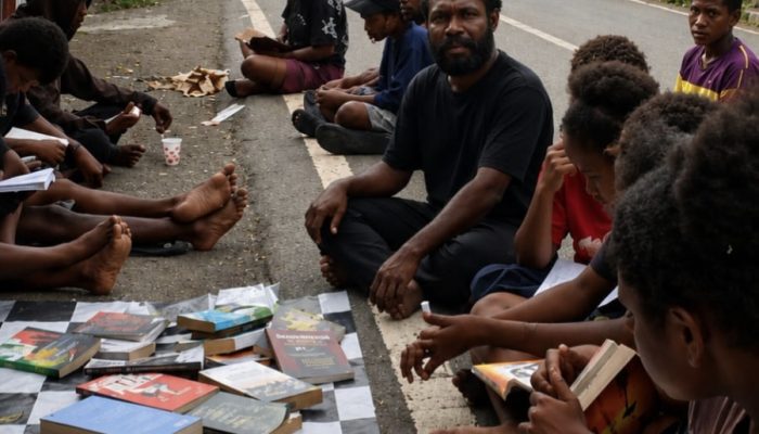 Mabuk di Mapi Duba : Gerakan Literasi Jalanan Meki Tebai Bangun Generasi Muda Nabire