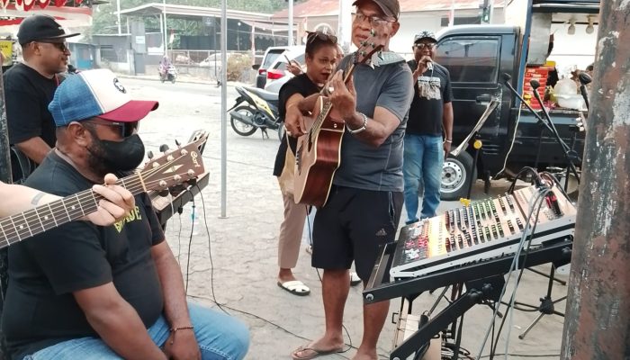 Musik Akustik Iringi Semangat Galang Donasi Gempa NTT di Lampu Merah Nabire, Bantuan Sedang Disalurkan