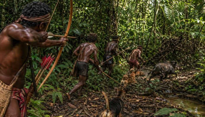 Dari Rumah Panggung Hingga Aturan Bagi Hasil Buruan : Jejak Perubahan Adat Masyarakat Ohoi Waur