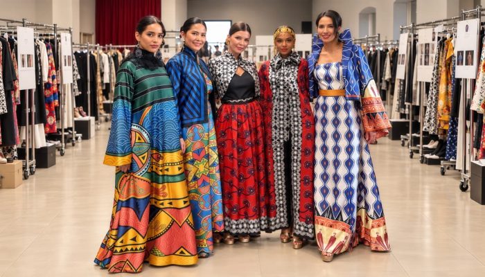 Berita Foto : Batik Paniai Menyala di Milan, Italia