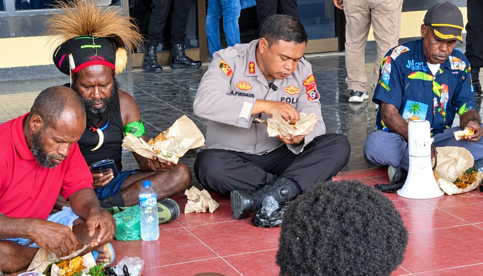 Kapolres Tatiratu Duduk dan Makan Nasi Bungkus Bersama Warga Dani, Sambil Bahas Penyelesaian Persoalan 2023