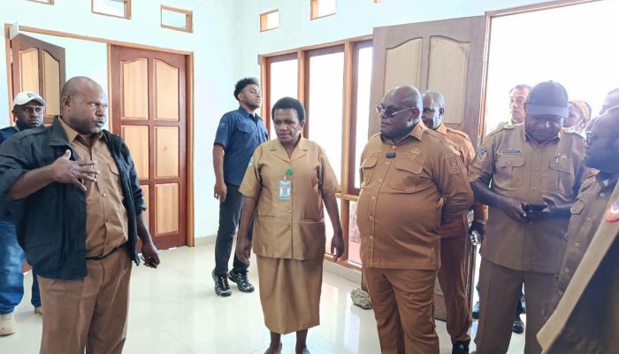 Gubernur Meki Nawipa Kunjungi Puskesmas Tenedagi Deiyai