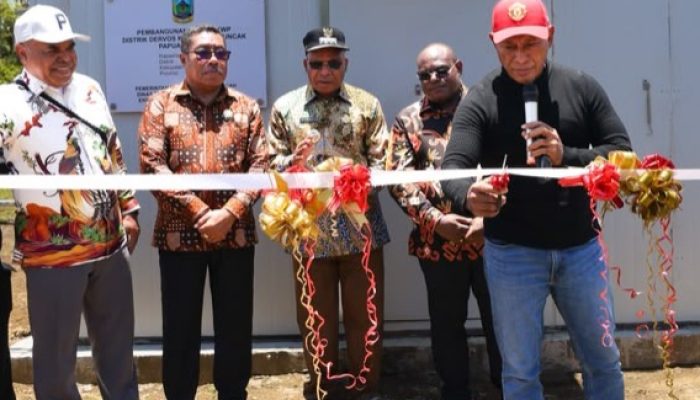 Gubernur Nawipa Resmikan PLTS di Kabupaten Puncak