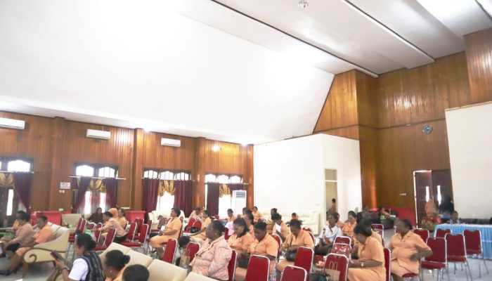 DWP Kesbangpol Papua Tengah Gelar Pelatihan Tata Rias, Dorong Kemandirian Ekonomi Anggota
