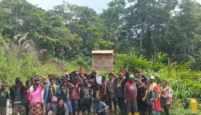 Masyarakat Adat Simapitowa Cabut Papan Satgas PKH, Tanam Salib Merah di 95 dan 105