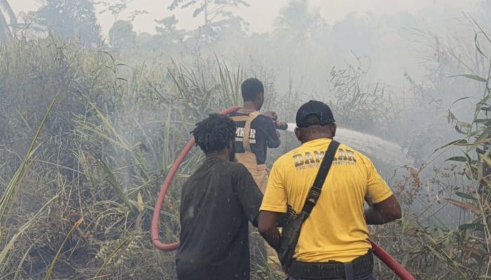 Damkar Papua Tengah Berhasil Padamkan Api Yang Mendekat ke Gereja Kingmi Jordan