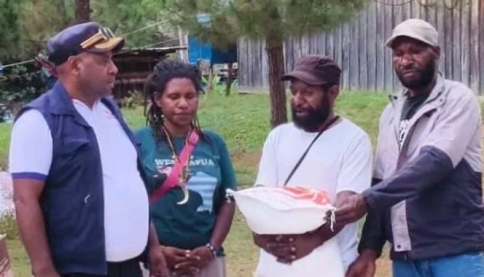 Abner Asso Salurkan Bantuan dan Tinjau Warga Kujawagge Terdampak Kekeringan