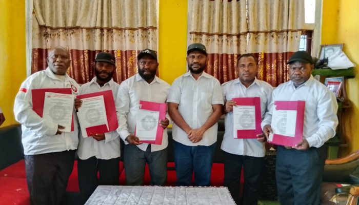 Ketua DPW PRI Papua Tengah Serahkan SK Lima DPC, Tiga Kabupaten Menyusul