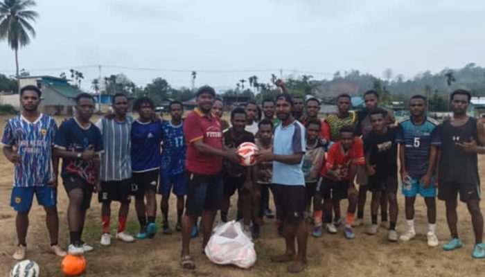 Bos Boy Salurkan Bantuan Bola untuk SSB Paniai Junior FC di Nabire