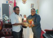 John NR Gobai Serahkan 25 Lampu Baca untuk Lapak Literasi di Nabire