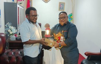 John NR Gobai Serahkan 25 Lampu Baca untuk Lapak Literasi di Nabire