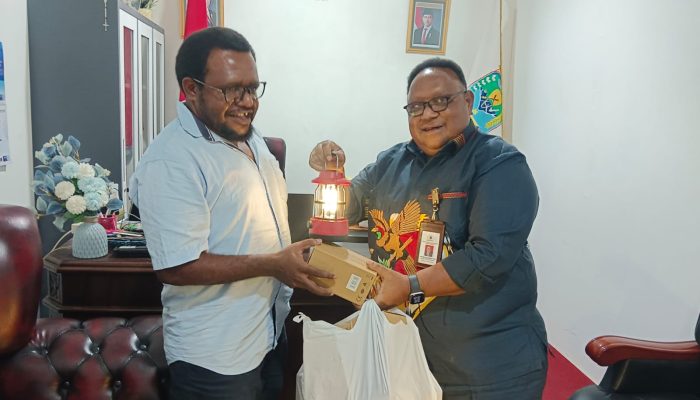 John NR Gobai Serahkan 25 Lampu Baca untuk Lapak Literasi di Nabire