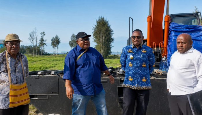 John Gobai Apresiasi Ekskavator Amfibi untuk Atasi Banjir di Paniai