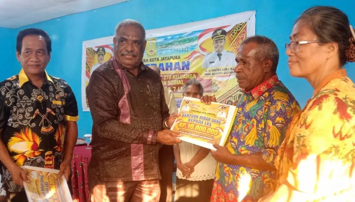 210 Paket Sembako dan Hibah Rp10 Juta disalurkan Pemkor Jayapura untuk 7 LKS, 38 Penerima di Kelurahan Hedam